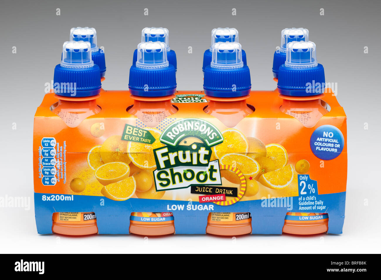 Packung mit 8 200 ml-Plastikflaschen von Robinsons zuckerarm orange schießen Fruchtsaftgetränk. Stockfoto