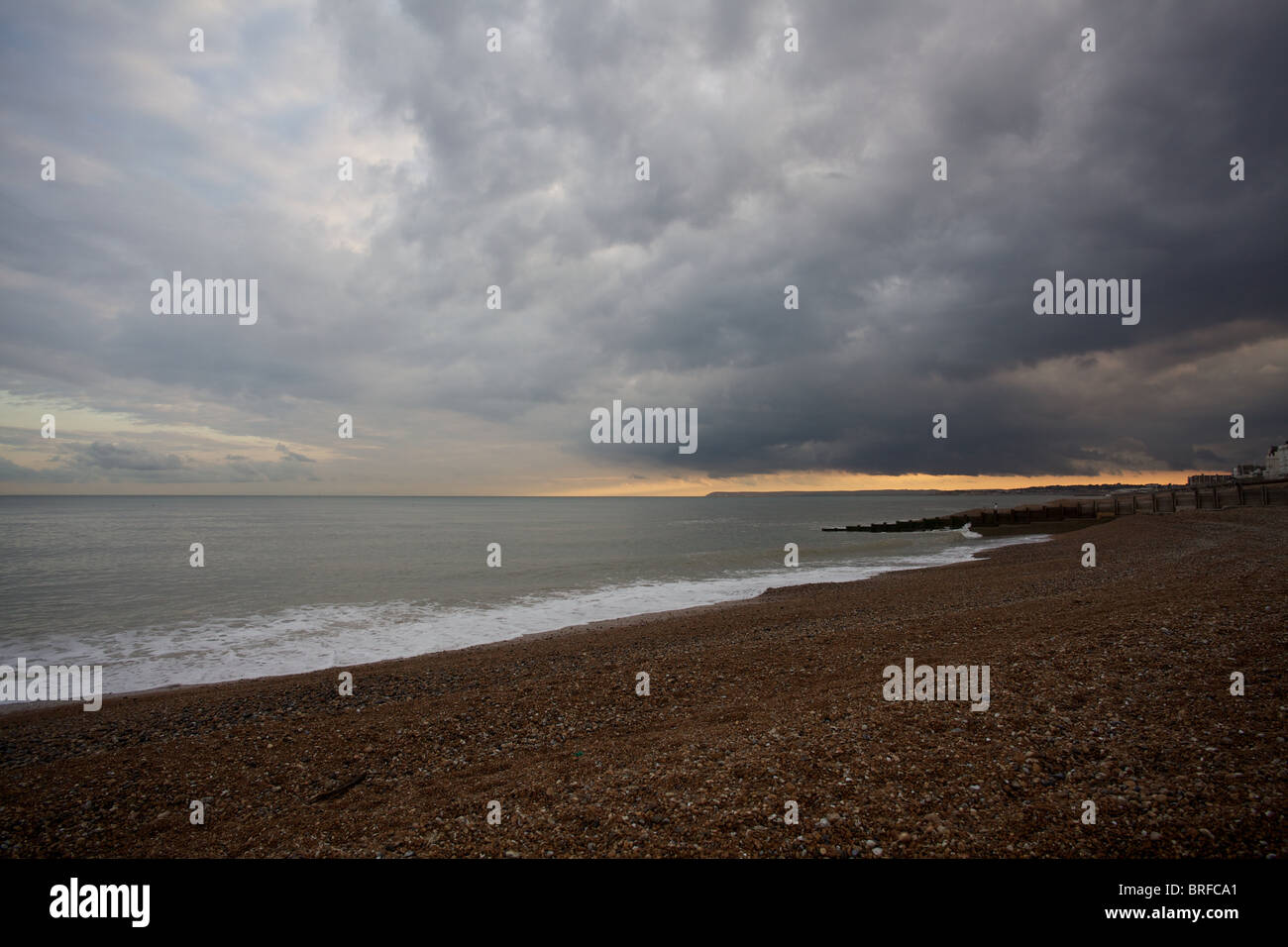 Künstler malen am frühen Abend am Strand, St Leonards auf Meer, East Sussex, Großbritannien Stockfoto