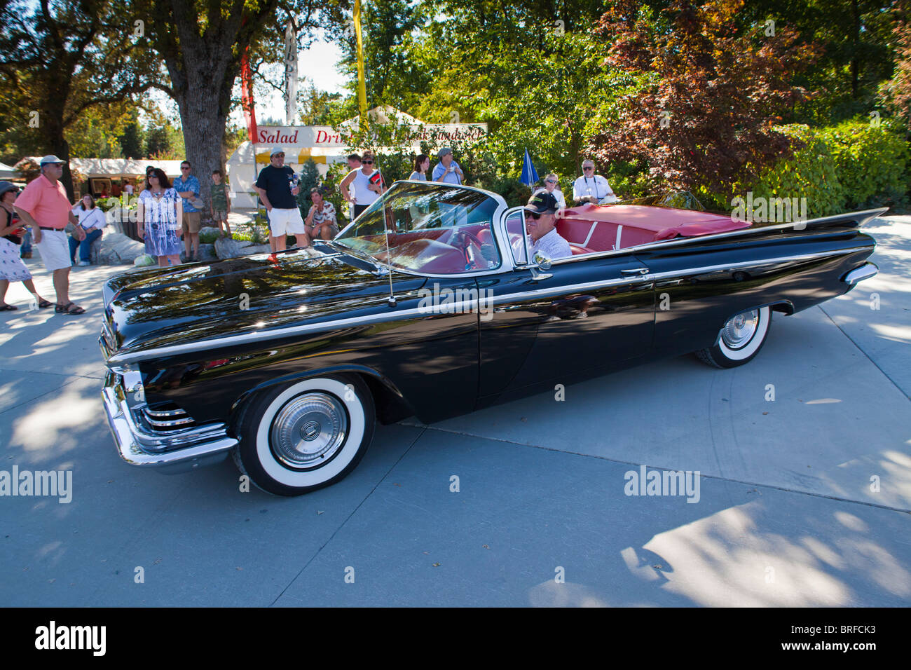 Ein 1959 Buick Le Sabre Cabrio fahren zur Preisverleihung auf dem 2010 Eisenstein Weingut Concours D'elegance Stockfoto