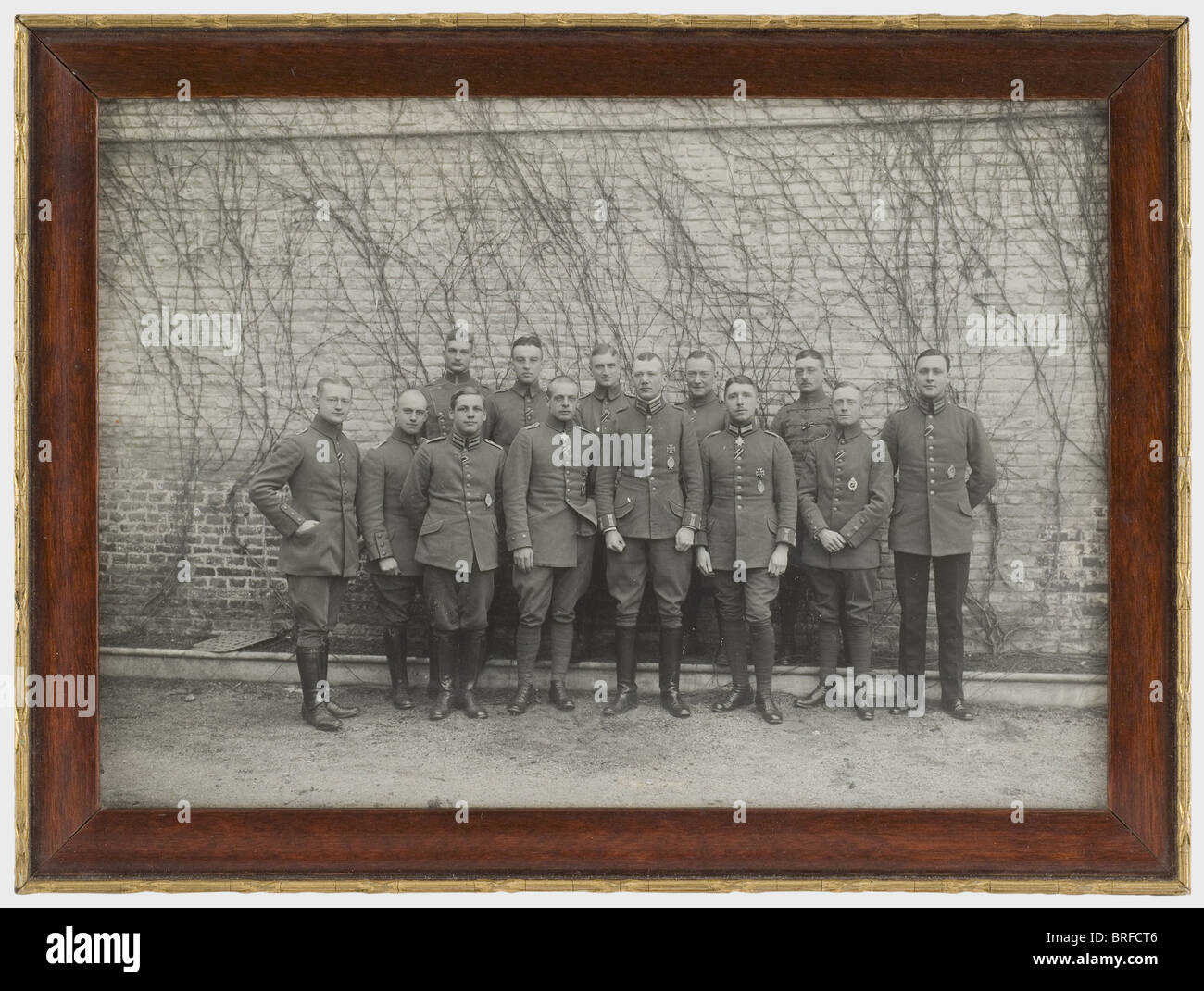 First Leutnant Max Immelmann (1890 - 1916), ein Gruppenfoto der Offiziere der Feld-Flieger-Abteilung 62, Das anhand von Namen identifiziert wurde, die auf der Rückseite in Immelmanns eigener Hand geschrieben sind. Gruppenfoto im Querformat der Piloten und Beobachter mit einem Etikett auf der Rückseite mit der Aufschrift in der Tinte wie folgt: 'Die Offiziere der Feld=Flieger=Abteil 62 am 20.1.1916', gefolgt von der Nummer und Identifikation der Person '1. B v. Gusnar / 2. B Fromme / 3. B v. Cossel / 4. F Schilling / 5. F Mulzer / 6. F Hess / 7. B Krause / 8. F Immelmann / 9. A. F. Kassner / 10. F Brekke / , Stockfoto
