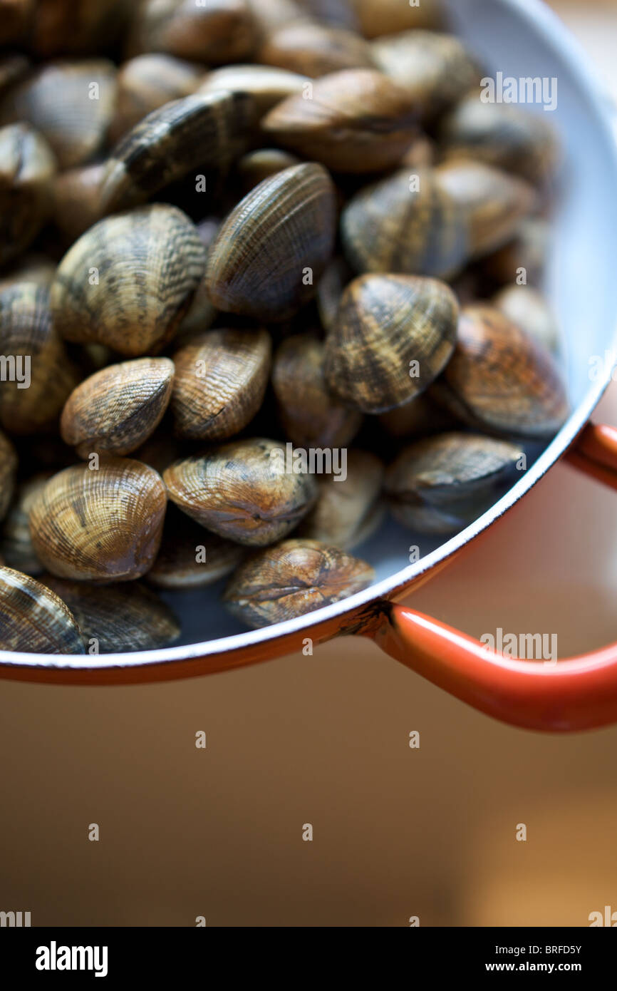 Herzmuscheln in eine Pfanne, Restaurant St Clements, st.leonards am Meer, East Sussex. Stockfoto