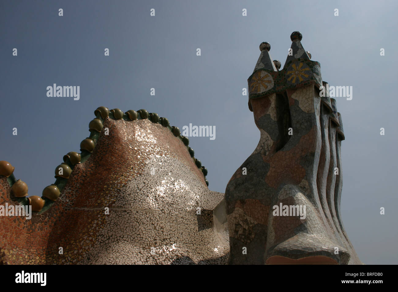 Dragon-Rücken Dach von Gaudi entworfene Casa Batllo in Barcelona, mit Keramik Kugeln auf Ridge, Glas & Keramikmosaik und Schornsteine Stockfoto