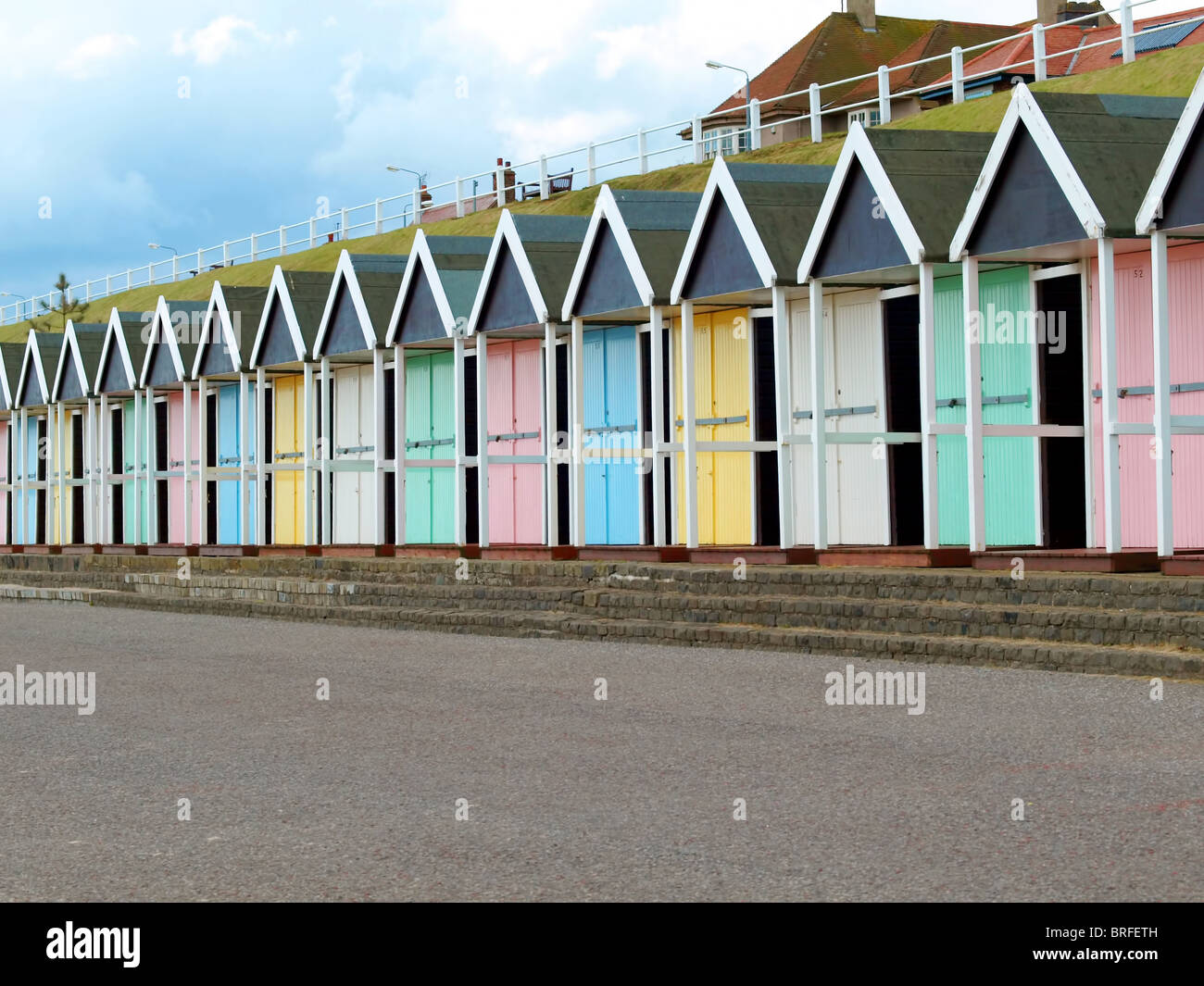 Farbenfrohe Strandhütten auf der Promenade am Bridlington, North Yorkshire, England, UK. Stockfoto
