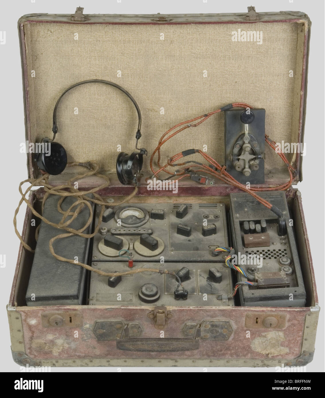 Ein basiertes SOE-Funkmuster MKII, das vom "Special Operation Executive" an Den französischen Widerstand gesendet wurde. Englisch hergestellt im Jahr 1941. Dieses Gerät erfasste Frequenzen zwischen 3 und 16 Mhz (Telegrafie). Um die Leistung zu erhöhen (20 Watt), zwei zusätzliche Lampen, die im Lieferumfang enthalten sind. Gewicht 18 Kilo. Bei Stromknappheit konnte sie mit der Verwendung einer elektrischen Batterie autonom in der Energie sein. Mit einem solchen Funkgerät war es möglich, über mehr als 1000 km zu kommunizieren! Komplett in seinem zivilen Lederkoffer, um nicht wahrgenommen zu werden. Im Lieferumfang enthalten ist eine Metallbox mit t, Stockfoto