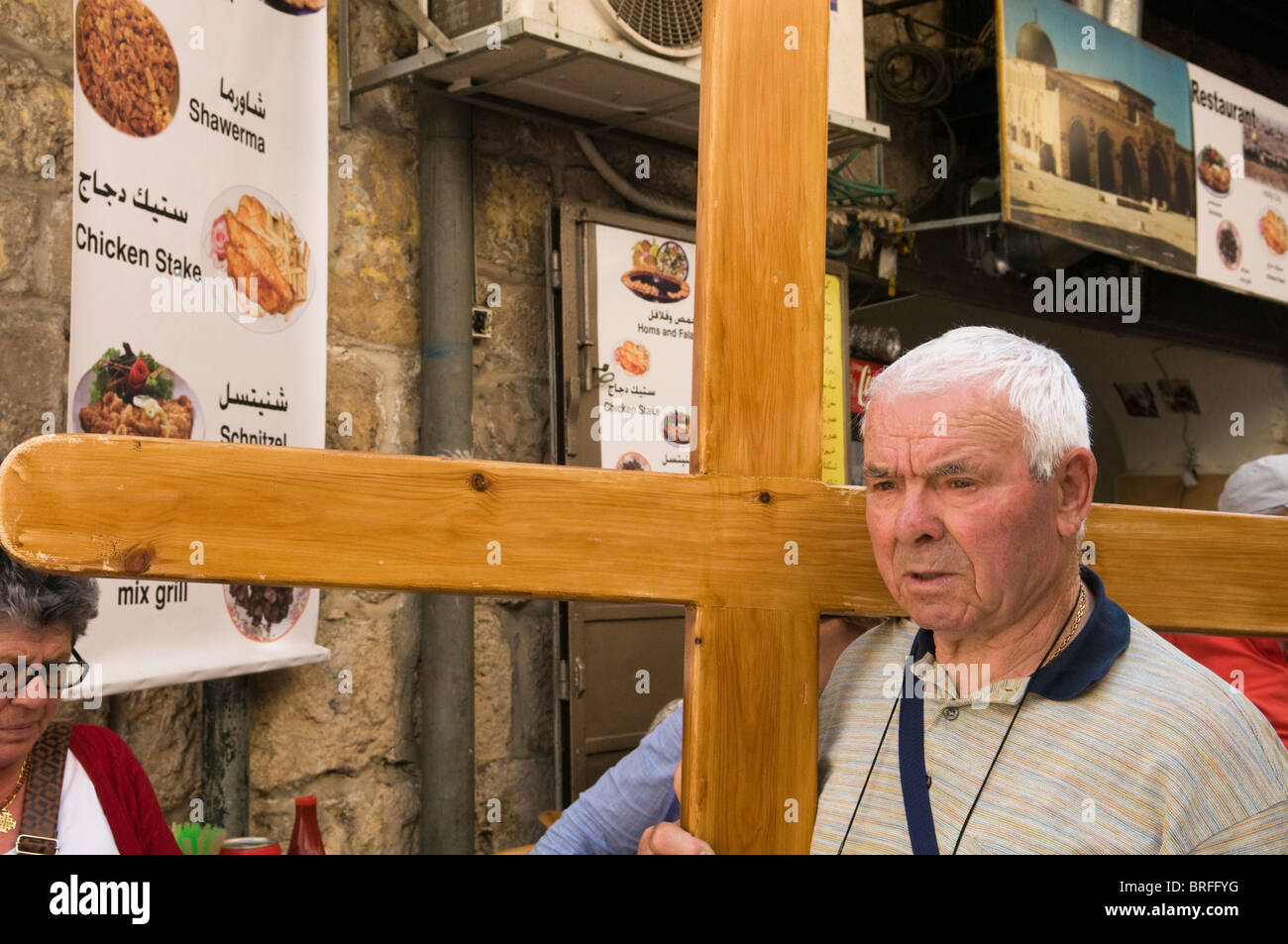 ein Pilger trägt das Kreuz Nachfolge Jesu Schritte an der Via Dolorosa in Jerusalem Stockfoto