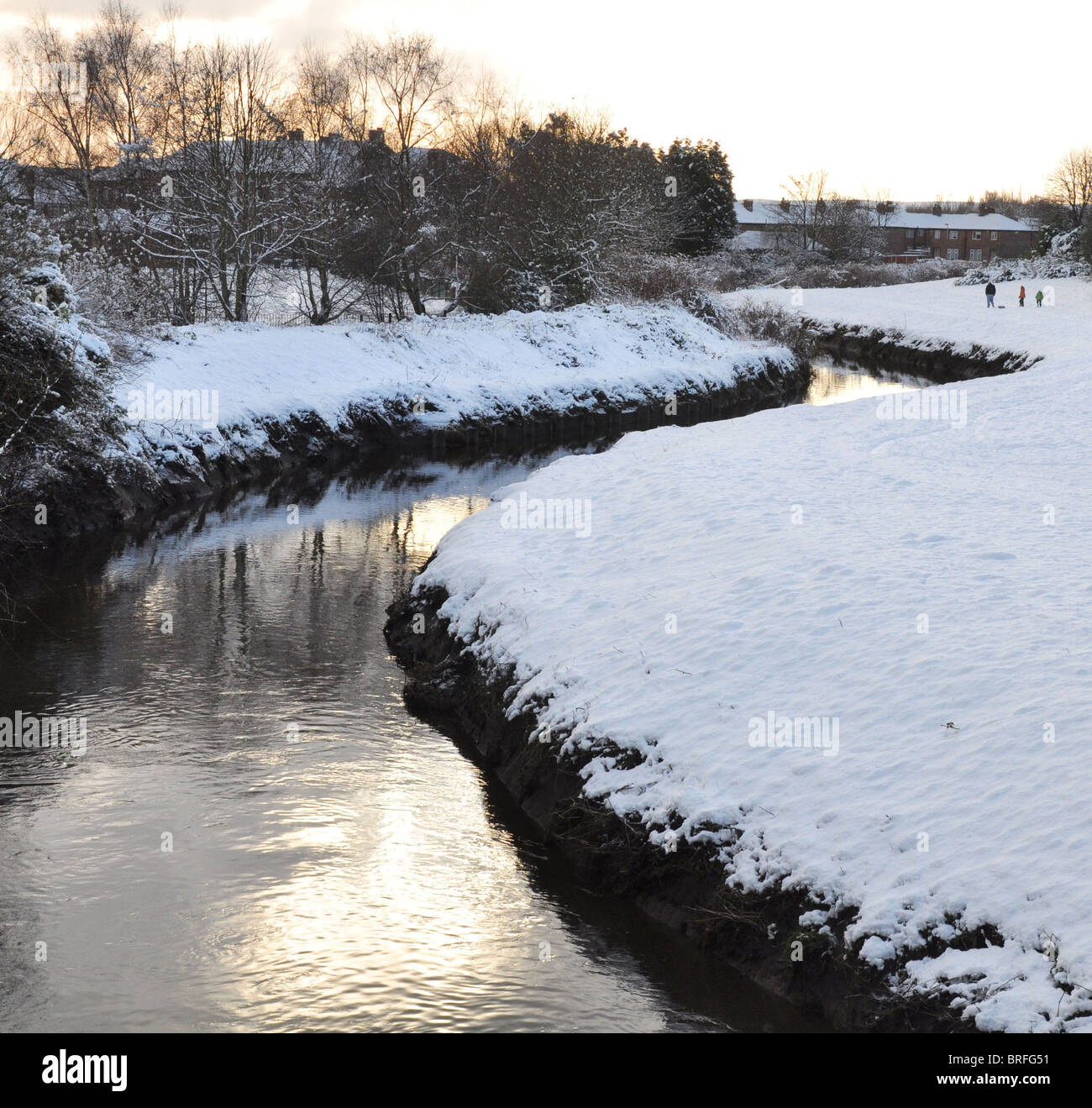 Gefrorenen Kanal in die Snow klaren Himmel tief tiefstehende Sonne Stockfoto
