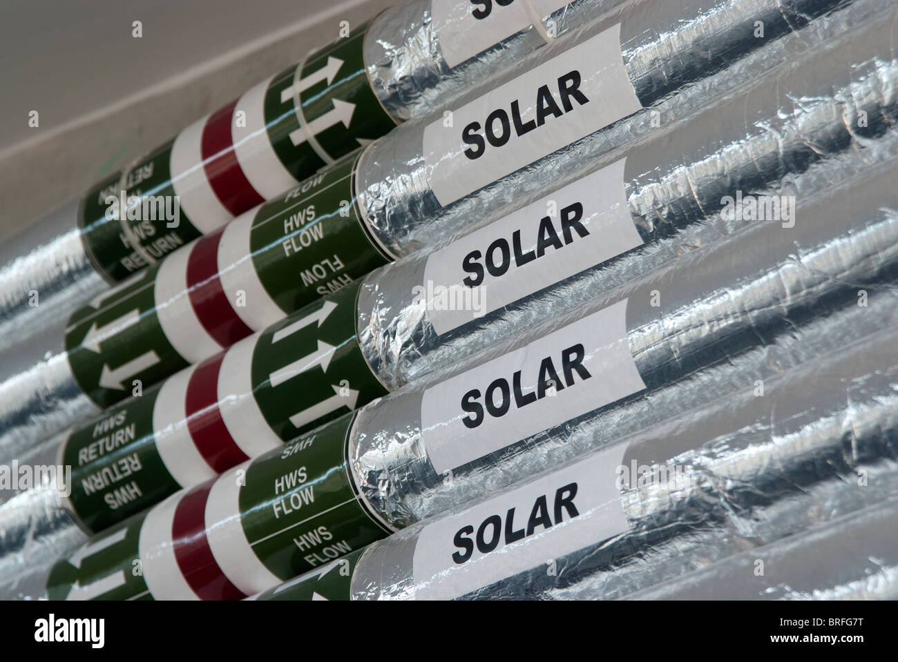 Solar beheizte Wasserleitungen im Bürogebäude Stockfoto