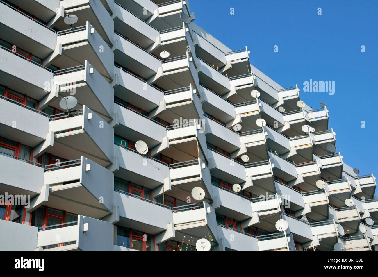 Wohnturm mit Balkon und Sat-Gerichte, Chorweiler in der Nähe von Köln, Nordrhein-Westfalen, Deutschland, Europa Stockfoto