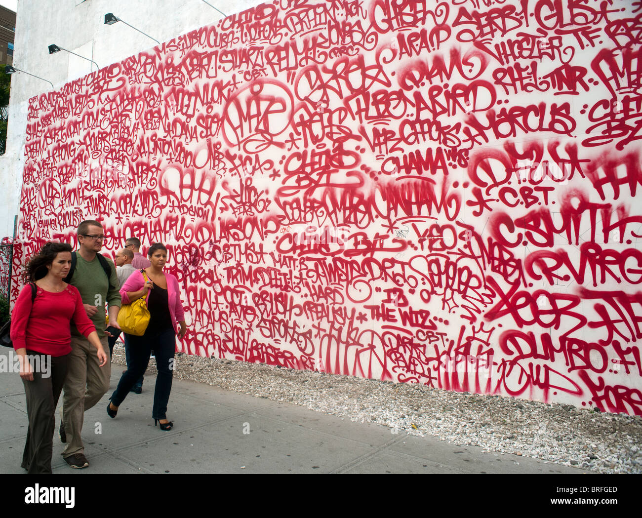 Ein Wandbild von Barry McGee x Josh Lazcano (Amaze) an der Ecke der Houston Street und Bowery in New York zu sehen Stockfoto