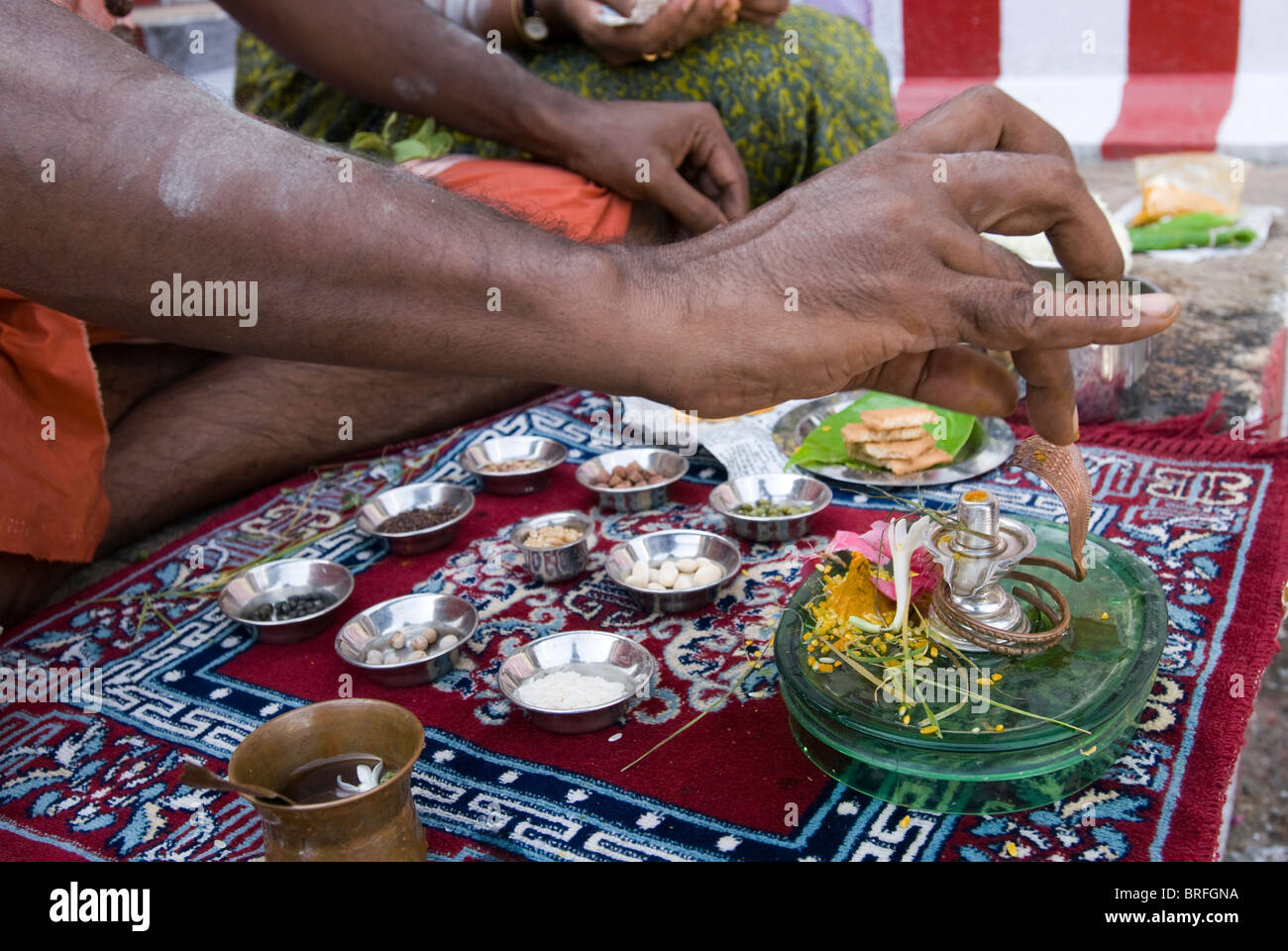 Anhänger Worshing im Sri-Meenakshi-Tempel (Hindu; Saivite), Madurai, Tamil Nadu. Stockfoto