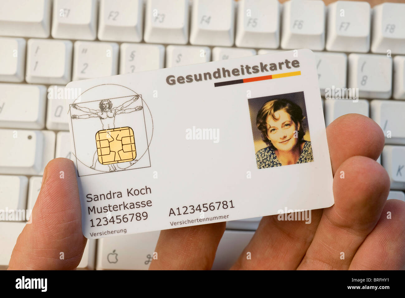 Deutsche elektronische Gesundheitskarte auf einer Tastatur Stockfoto