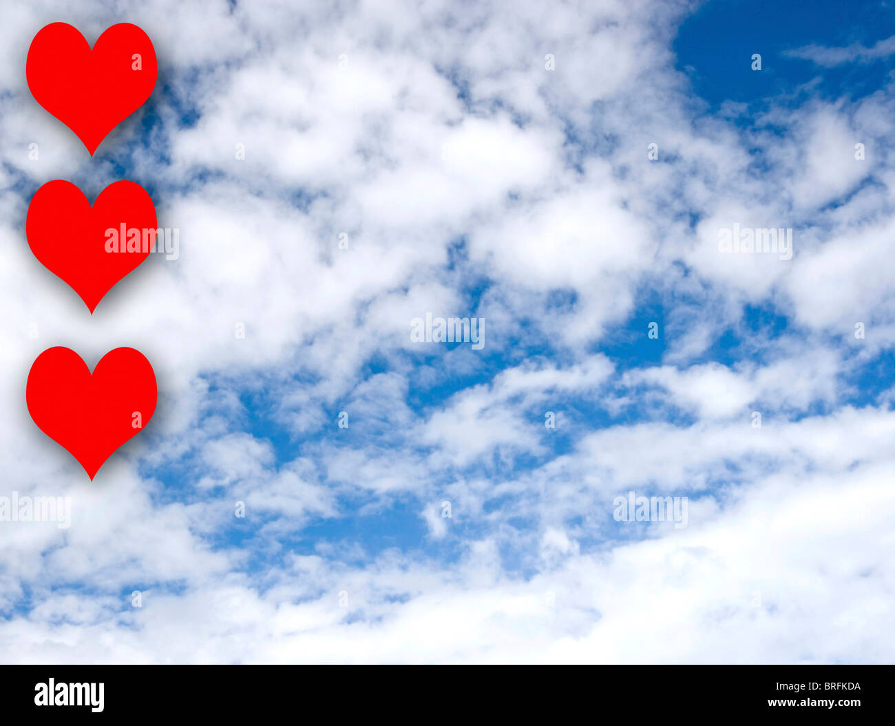 Rotes Herzformen vor einem blauen Himmel, Valentinstag Stockfoto