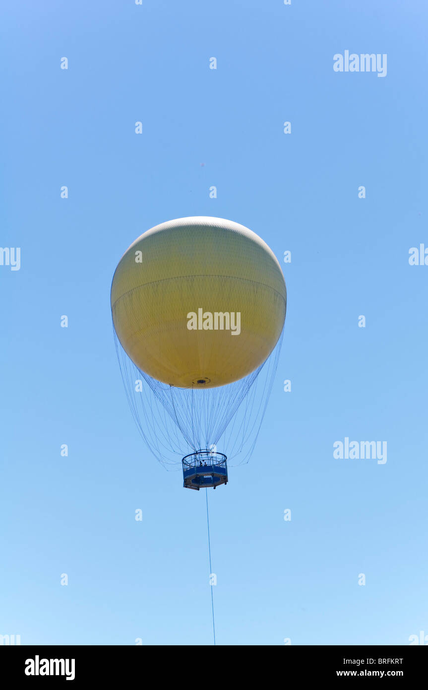 Heißluftballon am Himmel Stockfoto