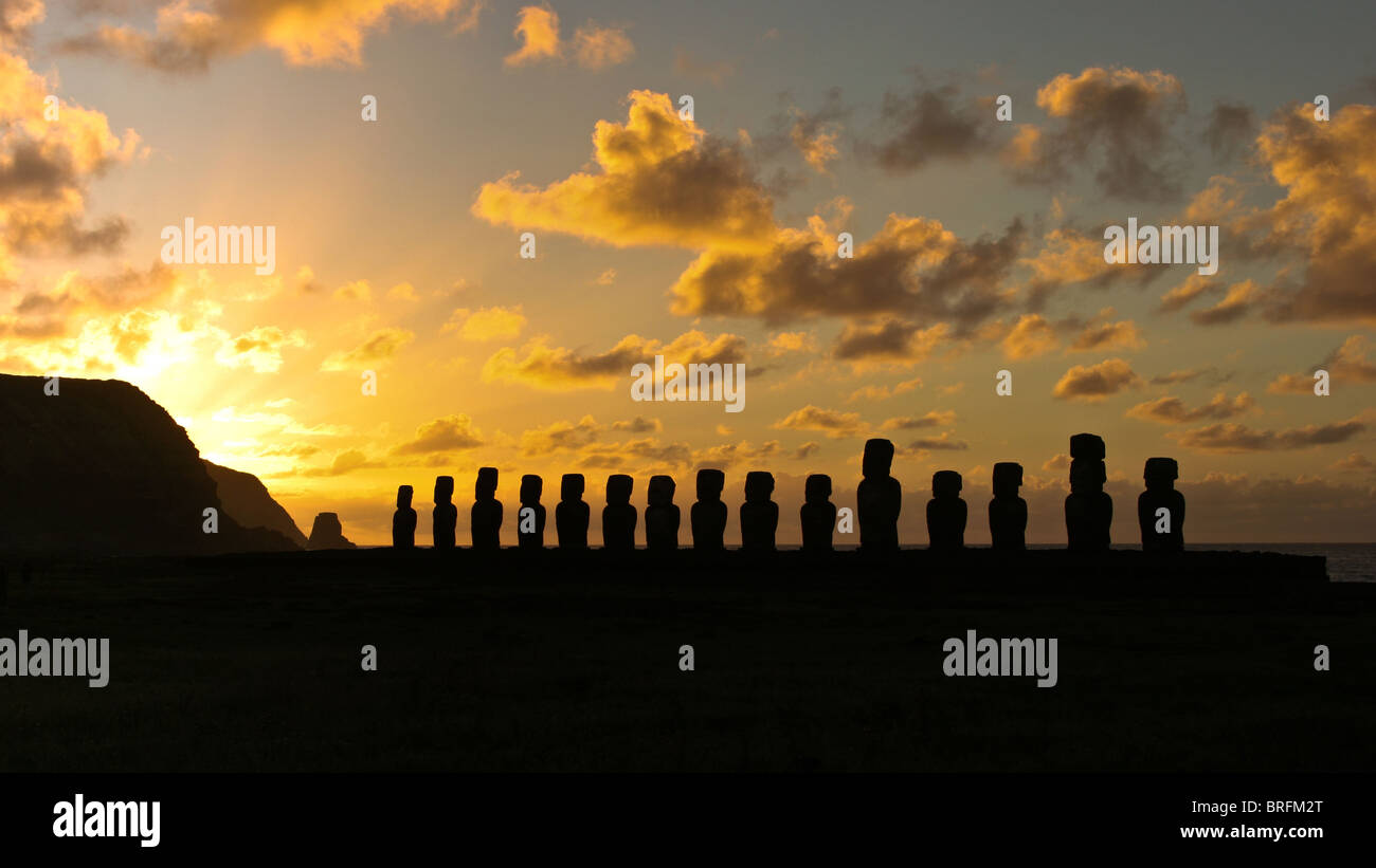 Sonnenaufgang für die Moai mit Blick ins Landesinnere am Ahu Tongariki, Osterinsel (Rapa Nui), Chile Stockfoto
