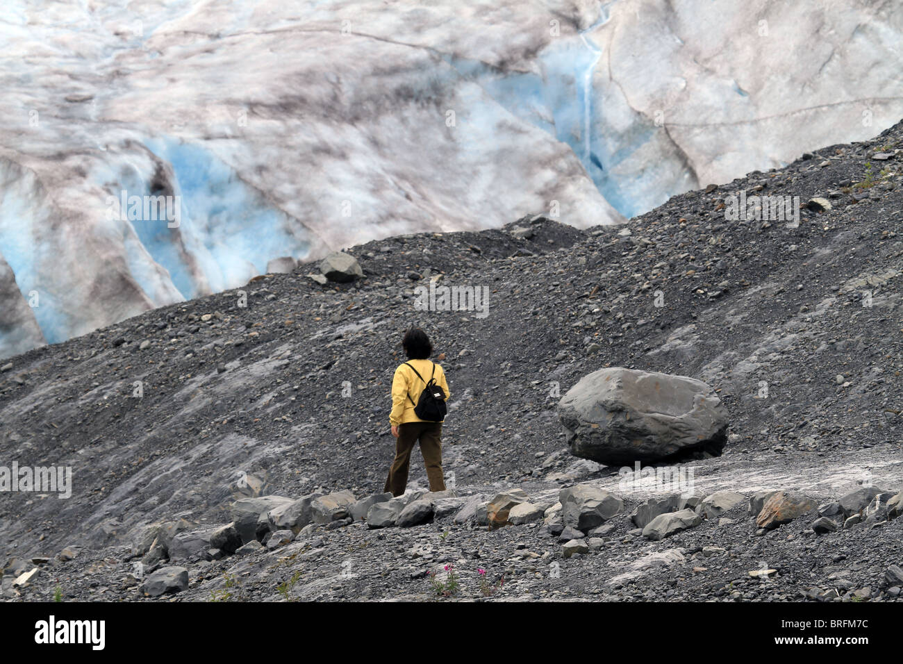 Frau zu Fuß auf Weg in Richtung Exit-Gletscher in Seward, Alaska. Teil des Harding Icefield im Kenai Fjords National Stockfoto