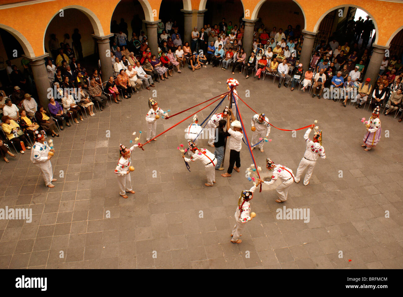 Traditionelle indigene Volkstänzer Durchführung in der Casa De La Cultura, Stadt Puebla, Mexiko Stockfoto
