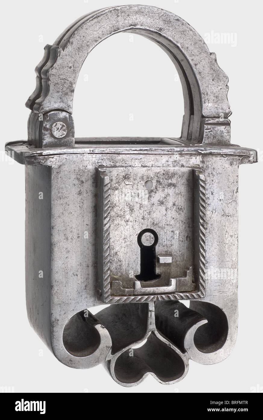 Ein großes zweiseitiges deutsches Vorhängeschloss, 1. Hälfte des 17. Jahrhunderts. Schwerer rechteckiger Eisenkörper, der untere Rand mit offenem Arbeitsherz und Volutenornamenation. Zwei schwere Schlaufen mit separaten Verriegelungsmechanismen. Die Abdeckungen für beide Schlüssellochen fehlen. Es kommt mit einem passenden Schlüssel mit einem schön geschnittenen Bogen und dem Hohlschaft in der gearbeitet Form eines Herzens.der zweite Schlüssel ist verloren gegangen.Höhe 18 cm.extrem hochwertiges Schloss in gutem Zustand.leicht verbessert durch Austausch der fehlenden Stücke.historisch,historisch,17. Jahrhundert,Kunsthandwerk,Handwerk,cr,zusätzliche-Rechte-Clearences-nicht verfügbar Stockfoto