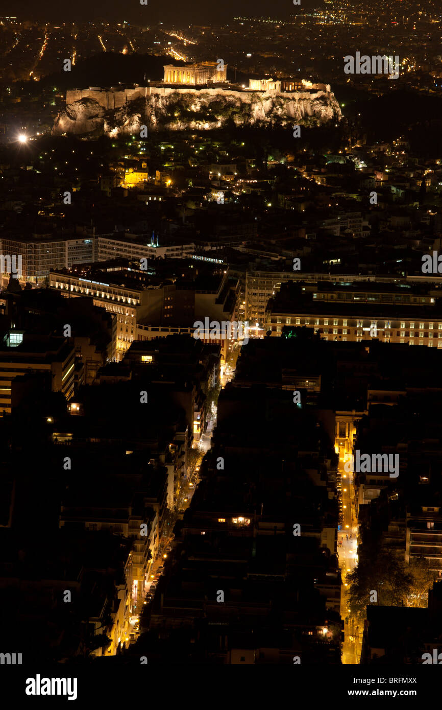 Akropolis, Parthenon und Athen Nachtansicht von Lycabettus-Hügel und St. George Kirche während der Osternacht. Stockfoto