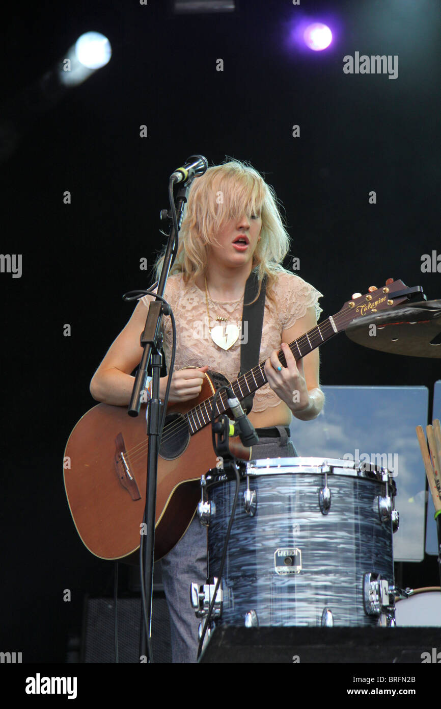 Ellie Goulding führt die Sängerin am Camp Bestival, Dorset, im Juli 2010 Stockfoto