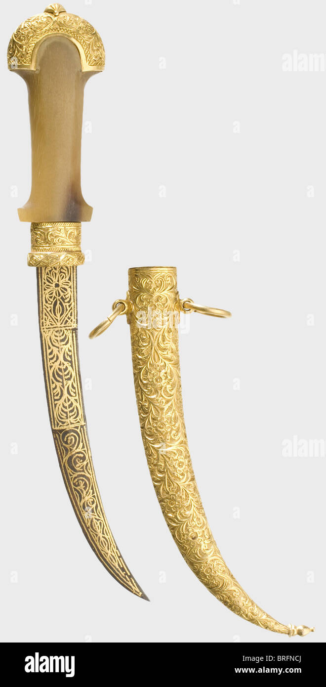Eine goldene marokkanische Präsentation Koummya, um 1900.typisch gebogene Klinge mit einem zweischneidigen Punkt, und vollständig mit Gold-inlaid geometrischen Ornamentik auf beiden Seiten bedeckt.Befestigungen und Scheide sind aus eingravierten massiven Gold.Rhinoceros Horn Griff mit vier kleinen Diamanten und einem kleinen roten Juwel in der Vorderseite gesetzt.Massive Gold Scheide mit zwei Aufhängungsringen.die Vorderseite ist mit einem großen Smaragd (ca. 10 x 10 mm).Länge 27.5 cm.Gesamtgoldgewicht ca. 150 g.Gewicht der Scheide 127 g.historisch,historisch,1900er,20. Jahrhundert,19. Jahrhundert,Zusatzrechte-Clearences-nicht verfügbar Stockfoto