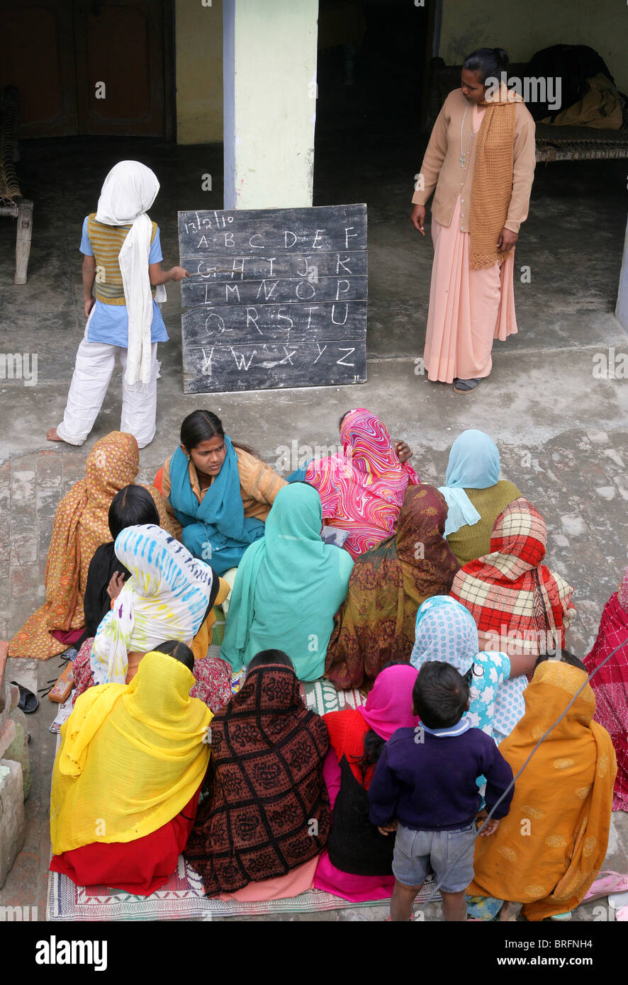 Mädchen mit einem informellen Schulstunde außerhalb, Rampur Region, Uttar Pradesh, Indien. Stockfoto