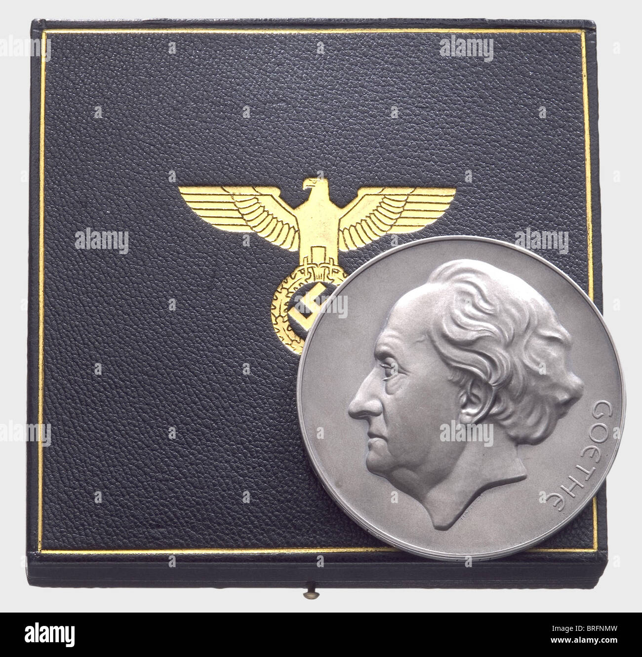 Goethe-Medaille für Kunst und Wissenschaft, 2. Modell, mattsilberne Ausgabe, Vorderseite mit Goethes Kopf und Namen, Rückseite mit National Eagle darunter die Inschrift 'für Kunst und Wissenschaft', am Rand die Inschrift 'Gestiftet vom Reichspräsidenten von Hindenburg 1932', auf dem Rand der Name des Trägers 'Josef Meller', ein '835'-Zeichen Feinheit und Stempel der Preußischen Staatsmünze in Berlin.Durchmesser 69.5 mm,Gewicht 121 g.enthalten ist die Präsentationshülle aus goldgestempeltem schwarzem Leder, ausgekleidet mit violettem Samt und Seide.Diese m,Zusatzrechte-Abferungen-nicht erhältlich Stockfoto