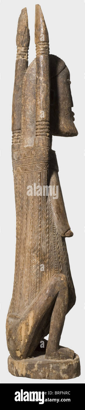 Eine Dogon-Figur, Mali, um 1900. Holz mit unebener, leichter Patina. Hockende weibliche Figur mit großen Flächen mit Stammesnarben bedeckt. Arme angehoben. Auf einem runden Holzsockel. Schrumpfung Risse und Spuren von Alter. Höhe 85 cm. Historisch, historisch, Menschen, 1900er, 20. Jahrhundert, 19. Jahrhundert, bildende Kunst, Kunst, Stamm, Stämme, Stamm, Afrikaner, Afrika, Ethnien, Ethnologie, Ethnologie, Ethnizität, ethnisch, exotisch, wodden, Skulptur, Skulpturen, Figur, Figuren, Objekt, Objekte, Stills, Ausschneiden, Ausschneiden, Ausschneiden, Ausschneiden, zusätzliche-Rechte-Clearences-nicht verfügbar Stockfoto