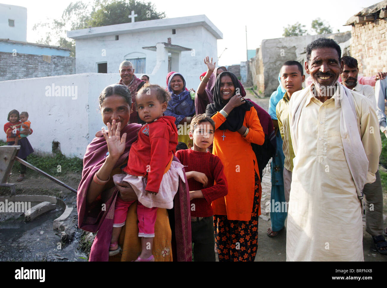 Christliche Familie, Minderheit in einem Hindu-Muslim-Dorf in Uttar Pradesh, Indien Stockfoto