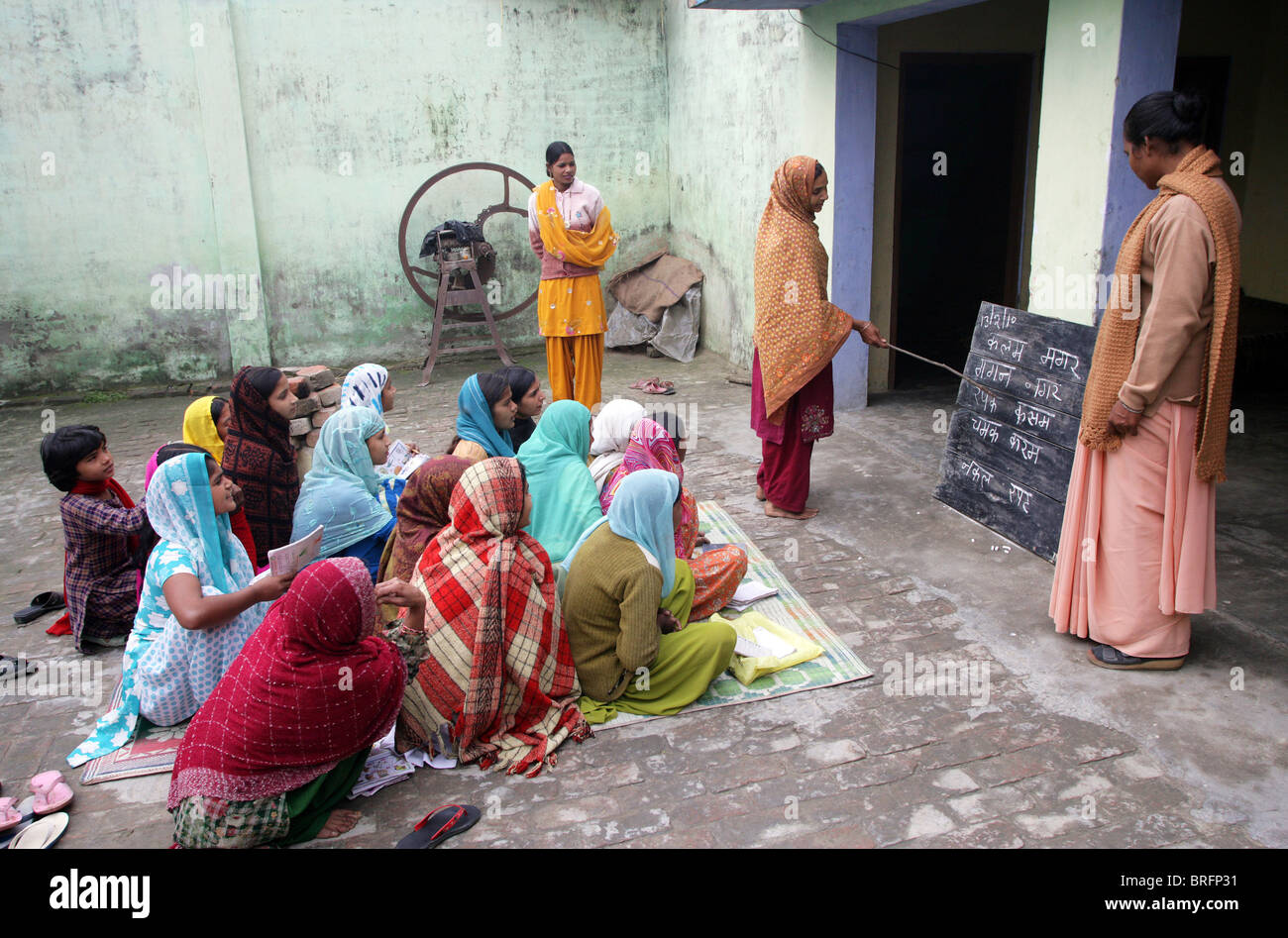 Mädchen mit einem informellen Schulstunde außerhalb, Rampur Region, Uttar Pradesh, Indien. Stockfoto