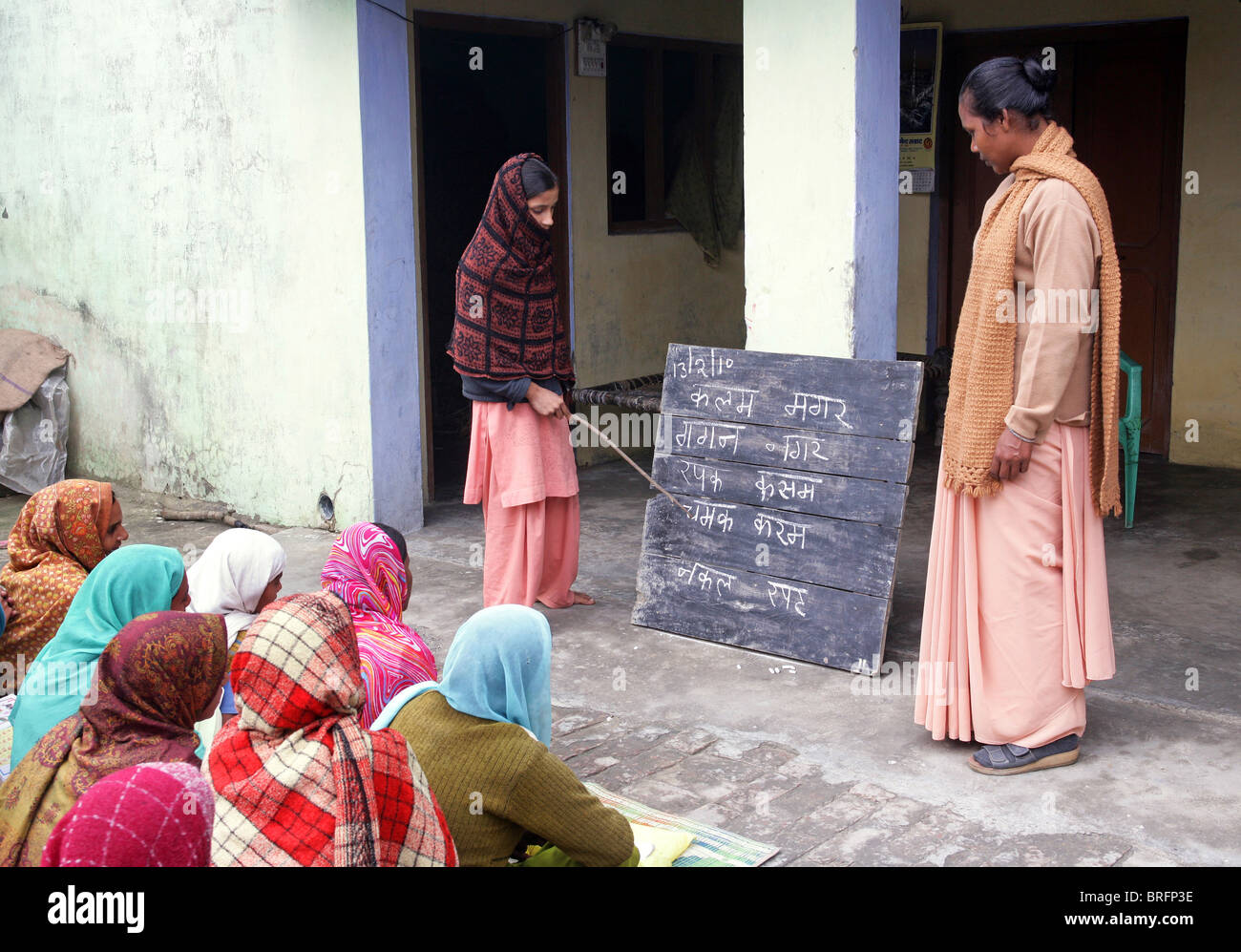 Mädchen mit einem informellen Schulstunde außerhalb, Rampur Region, Uttar Pradesh, Indien. Stockfoto