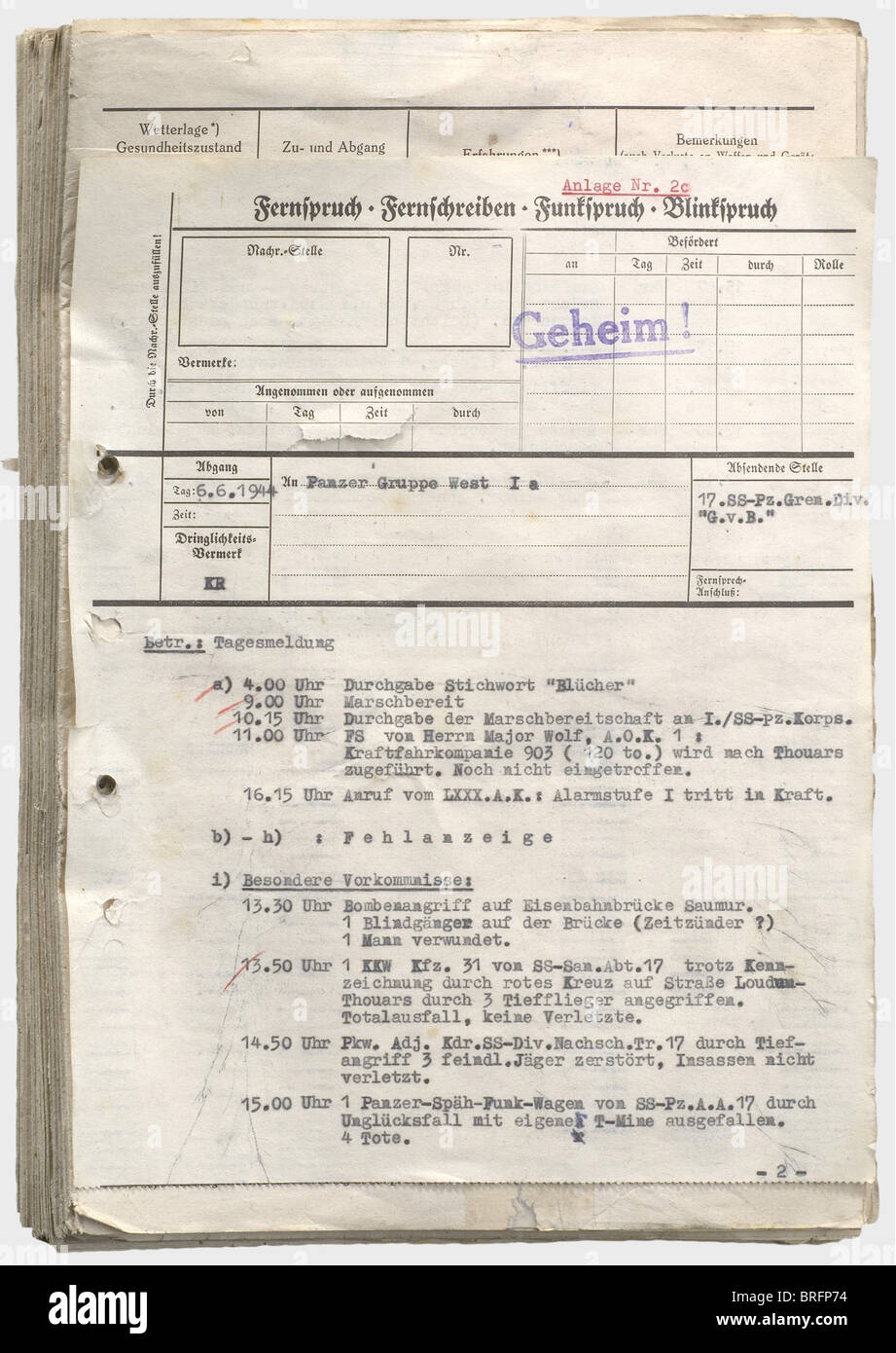 Ein Kriegstagebuch der 17. SS Panzerinfanterie-Division 'Götz von Berlichingen'.,Schreibgeschriebene Zeitschrift über die Ereignisse, die zwischen dem 6. Juni und dem 14. August 1944 in der Normandie stattgefunden hatten, d.h. die ersten schweren Kämpfe zwischen deutschen Truppen und den alliierten Streitkräften, die am D-Day gelandet waren.die SS-Division stand drei US-Divisionen gegenüber südlich von Carentan und kämpfte um Saint-L zu halten“, ohne Erfolg. Dann zog sich die Division nach Paris zurück. Das Kriegstagebuch selbst hat eine Länge von ca. 90 Doppelblättern im DIN A4 Format, wird aber durch eine Reihe von verwandten kopiert att ergänzt, Additional-Rights-Clearences-nicht verfügbar Stockfoto
