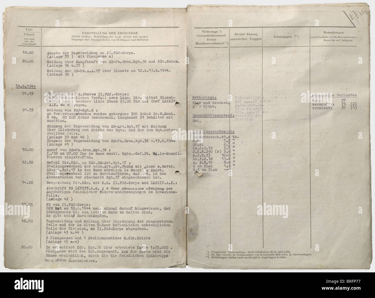 Ein Kriegstagebuch der 17. SS Panzerinfanterie-Division 'Götz von Berlichingen'.,Schreibgeschriebene Zeitschrift über die Ereignisse, die zwischen dem 6. Juni und dem 14. August 1944 in der Normandie stattgefunden hatten, d.h. die ersten schweren Kämpfe zwischen deutschen Truppen und den alliierten Streitkräften, die am D-Day gelandet waren.die SS-Division stand drei US-Divisionen gegenüber südlich von Carentan und kämpfte um Saint-L zu halten“, ohne Erfolg. Dann zog sich die Division nach Paris zurück. Das Kriegstagebuch selbst hat eine Länge von ca. 90 Doppelblättern im DIN A4 Format, wird aber durch eine Reihe von verwandten kopiert att ergänzt, Additional-Rights-Clearences-nicht verfügbar Stockfoto