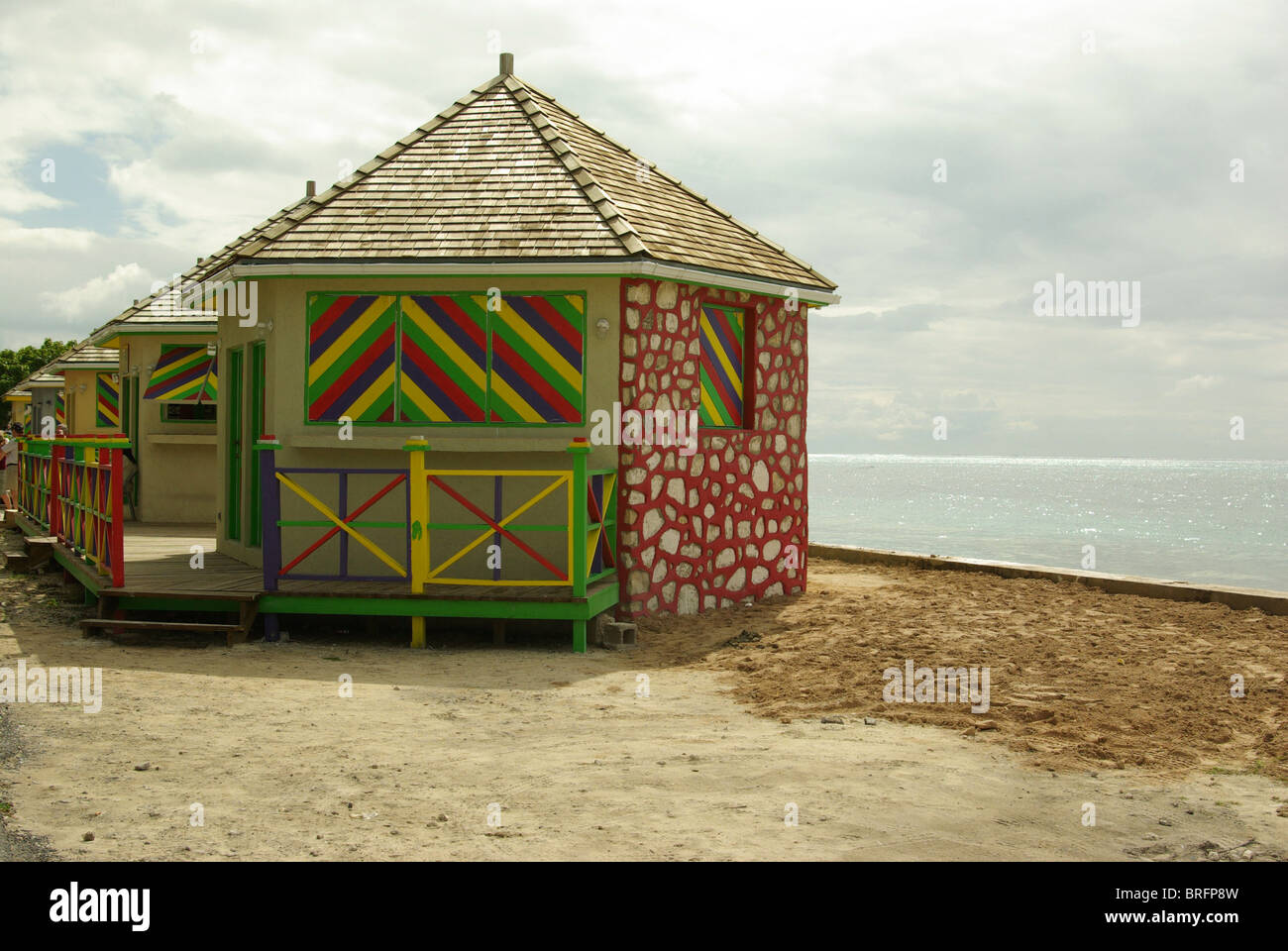 Reihe von identischen bunten Automaten Hütten warten am Strand Uferpromenade öffnen. Stockfoto