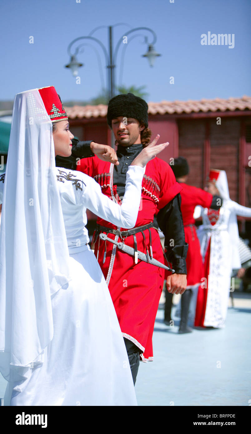 Türkische Männer und Frauen tragen traditionelle Kleidung anatolische Tänze  von Artvin & Kars Selcuk. Turkei Stockfotografie - Alamy