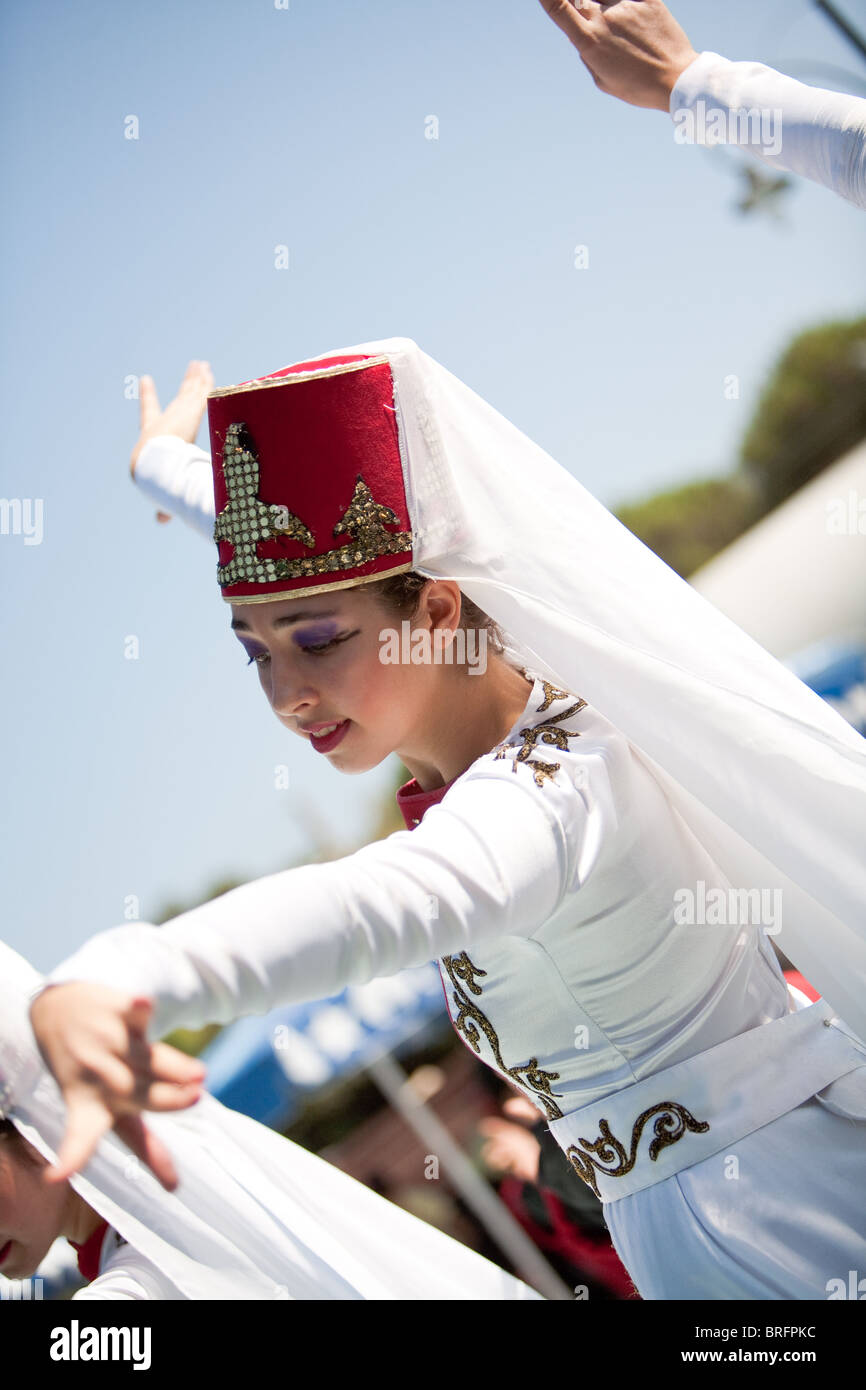 Türkische Frauen tragen traditionelle Kleidung anatolische Tänze von Artvin & Kars Selcuk. Turkei Stockfoto