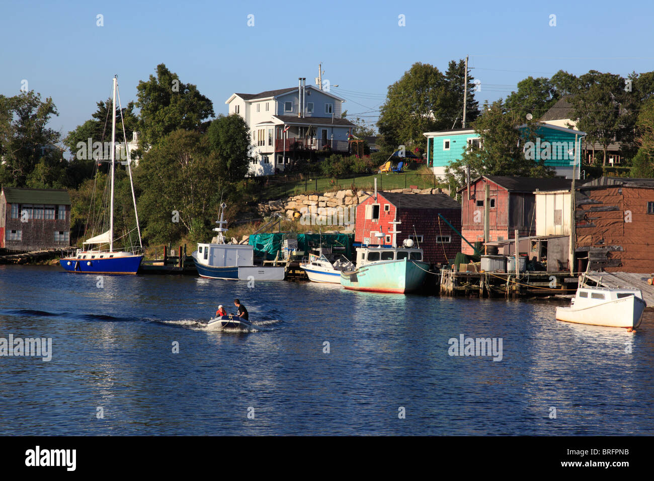 Boote und Häuser im Fischerdorf Heringe Bucht in der Nähe von Halifax, Nova Scotia, Kanada, Nordamerika. Foto: Willy Matheisl Stockfoto