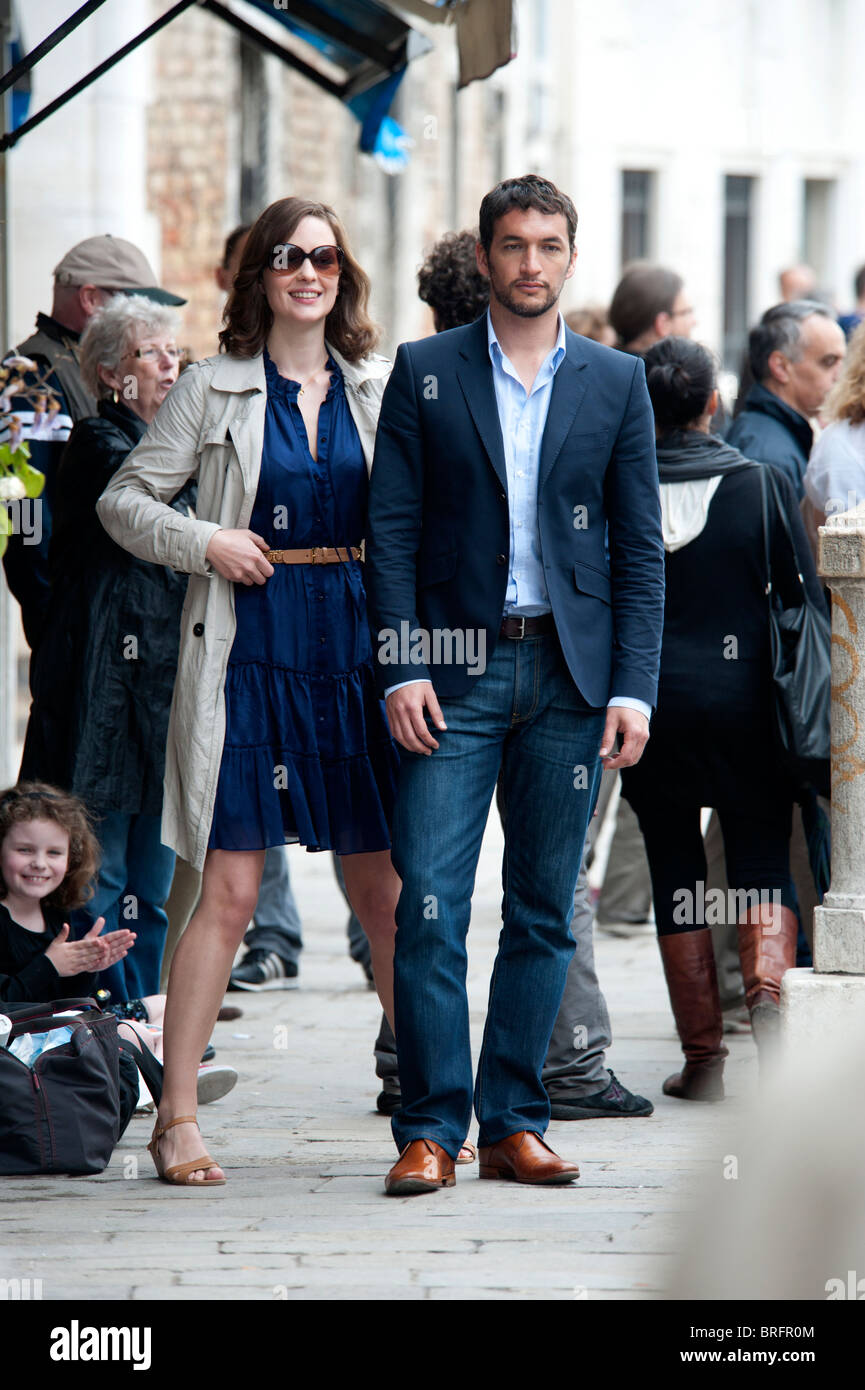 Dreharbeiten zu Carlsberg Beer Anzeige mit Schauspielern und Filmcrew und Paparazzi in Venedig Italien Stockfoto