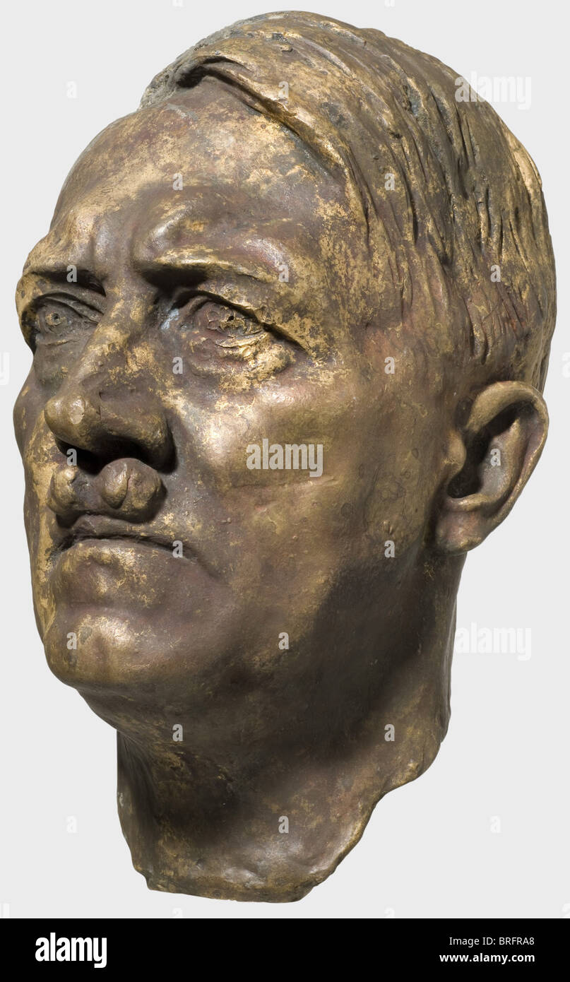 Arno Breker (1900 - 1991) - ein Porträtkopf von Adolf Hitler, Bronze, Reste der dunklen Patina. Beschädigte, fehlende Teile am rechten Ohr, fleckig. Am Nacken auf der rechten Seite signiert 'A. Breker 1937', von Noack in Berlin gegossen, keine Gießerei-Briefmarke. Höhe 42,5 cm. Gewicht 11,8 kg. Es wurden nur fünf Beispiele dieser Bronze gegossen, das erste fand man bei Noack in Berlin, den Rest bei Richard Barth. Vermutlich wurde einer von ihnen in die neue Staatskanzlei eingesetzt, ein anderer war ein vorstelltes Volk, 1930er, 1930er, 1930er, 20. Jahrhundert, Bildende Kunst, Kunst, NS, National, Stockfoto