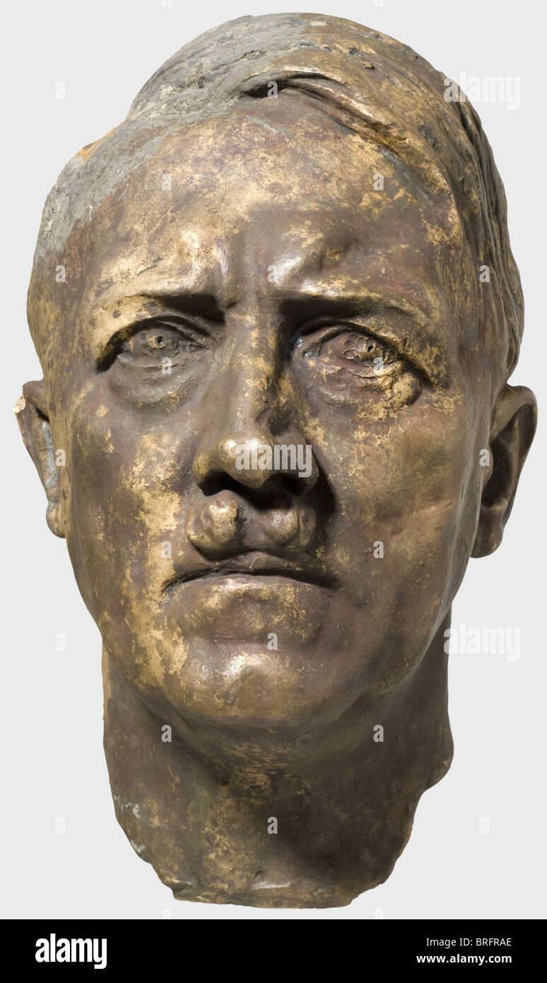 Arno Breker (1900 - 1991) - ein Porträtkopf von Adolf Hitler, Bronze, Reste der dunklen Patina. Beschädigte, fehlende Teile am rechten Ohr, fleckig. Am Nacken auf der rechten Seite signiert 'A. Breker 1937', von Noack in Berlin gegossen, keine Gießerei-Briefmarke. Höhe 42,5 cm. Gewicht 11,8 kg. Es wurden nur fünf Beispiele dieser Bronze gegossen, das erste fand man bei Noack in Berlin, den Rest bei Richard Barth. Vermutlich wurde einer von ihnen in die neue Staatskanzlei eingesetzt, ein anderer war ein vorstelltes Volk, 1930er, 1930er, 1930er, 20. Jahrhundert, Bildende Kunst, Kunst, NS, National, Stockfoto