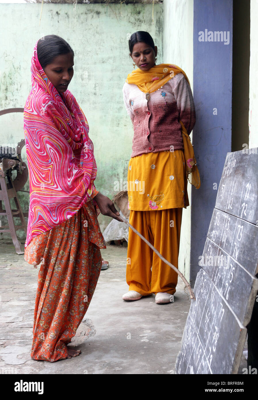 Mädchen mit einem informellen Schulstunde außerhalb, Rampur Region, Uttar Pradesh, Indien. Stockfoto
