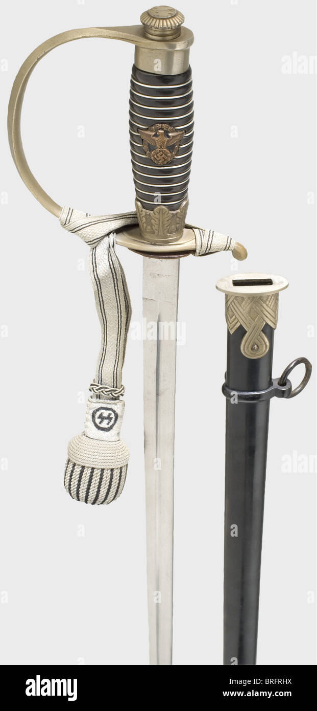 Ein Schwert für SS-Polizeiführer. Vernickelte, vollgezogene Klinge, Hersteller 'Voss/Solingen'. Nickelsilberner Knöchelgriff, der Knauf mit SS-Runen im Relief, schwarz lackierter Holzgriff mit Drahtaufwicklung und auftragenem kupferfarbenen Polizeiadler. Silberner SS Schwertknoten in schwarz verwoben. Schwarz lackierte Scheide mit aufschraubbaren Nickel-Silber-Beschlägen. Länge 92 cm. Historisch,historisch,1930er,1930er,20ster Jahrhundert,Waffen-SS,bewaffnete Division der SS,bewaffneter Dienst,Wehrdienst,NS,Nationalsozialismus,Nationalsozialismus,Drittes Reich,Deutsches Reich,Deutschland,Militär,Milit,Zusatzrechte-Clearences-nicht verfügbar Stockfoto