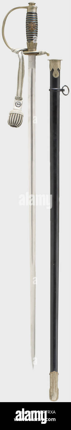 Ein Schwert für SS-Polizeiführer. Vernickelte, vollgezogene Klinge, Hersteller 'Voss/Solingen'. Nickelsilberner Knöchelgriff, der Knauf mit SS-Runen im Relief, schwarz lackierter Holzgriff mit Drahtaufwicklung und auftragenem kupferfarbenen Polizeiadler. Silberner SS Schwertknoten in schwarz verwoben. Schwarz lackierte Scheide mit aufschraubbaren Nickel-Silber-Beschlägen. Länge 92 cm. Historisch,historisch,1930er,1930er,20ster Jahrhundert,Waffen-SS,bewaffnete Division der SS,bewaffneter Dienst,Wehrdienst,NS,Nationalsozialismus,Nationalsozialismus,Drittes Reich,Deutsches Reich,Deutschland,Militär,Milit,Zusatzrechte-Clearences-nicht verfügbar Stockfoto