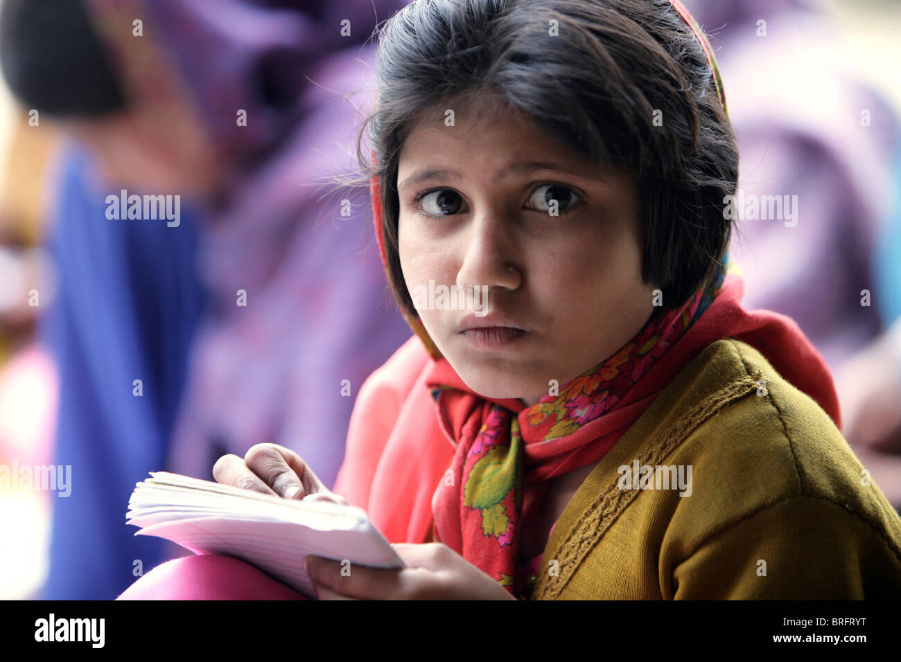 Mädchen mit einem informellen Schulstunde außerhalb, Rampur Region, Uttar Pradesh, Indien. Stockfoto