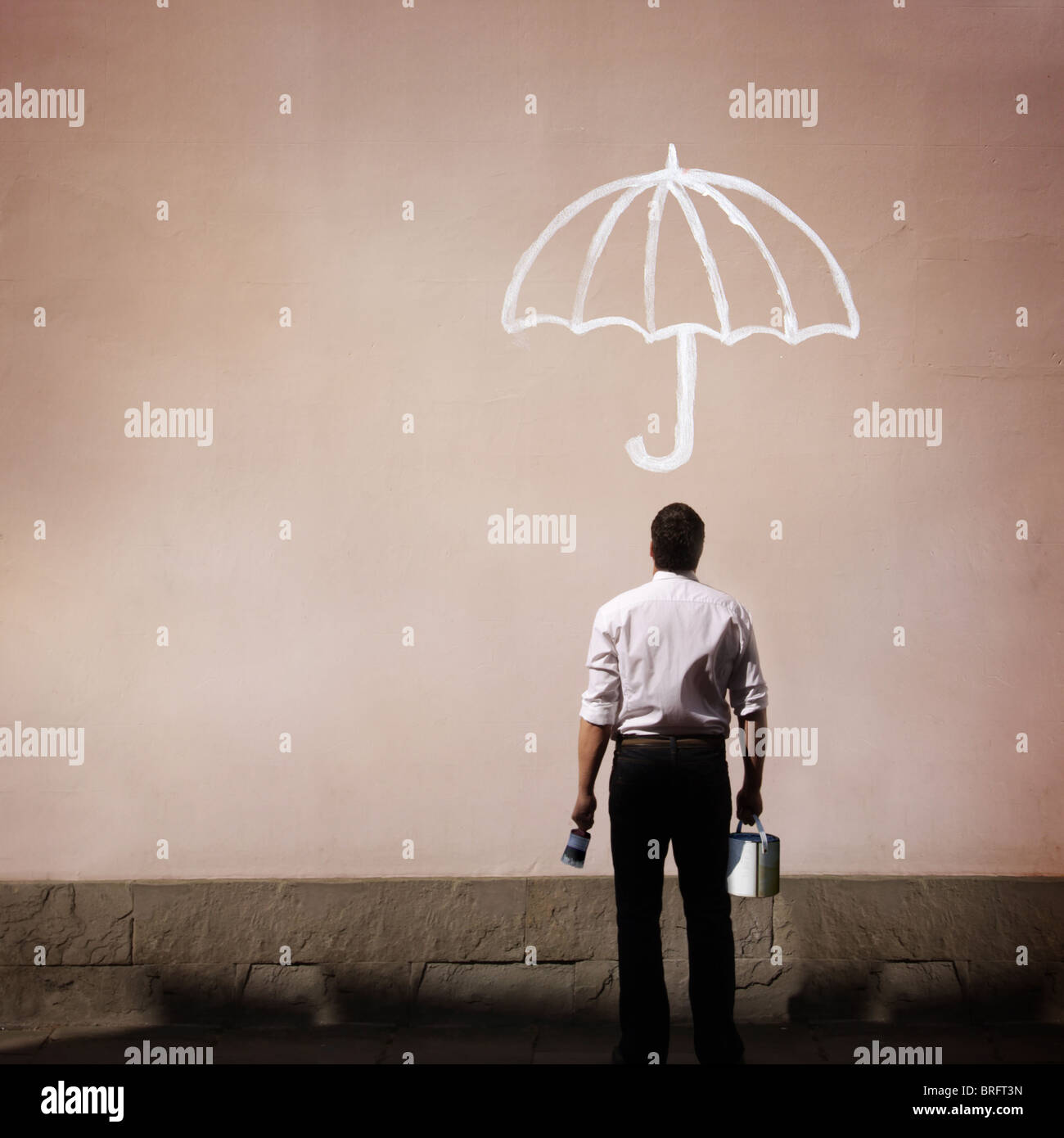 Mann Halt Farbtopf Blick Auf Eine Wand Mit Regenschirm Gemalt Stockfotografie Alamy