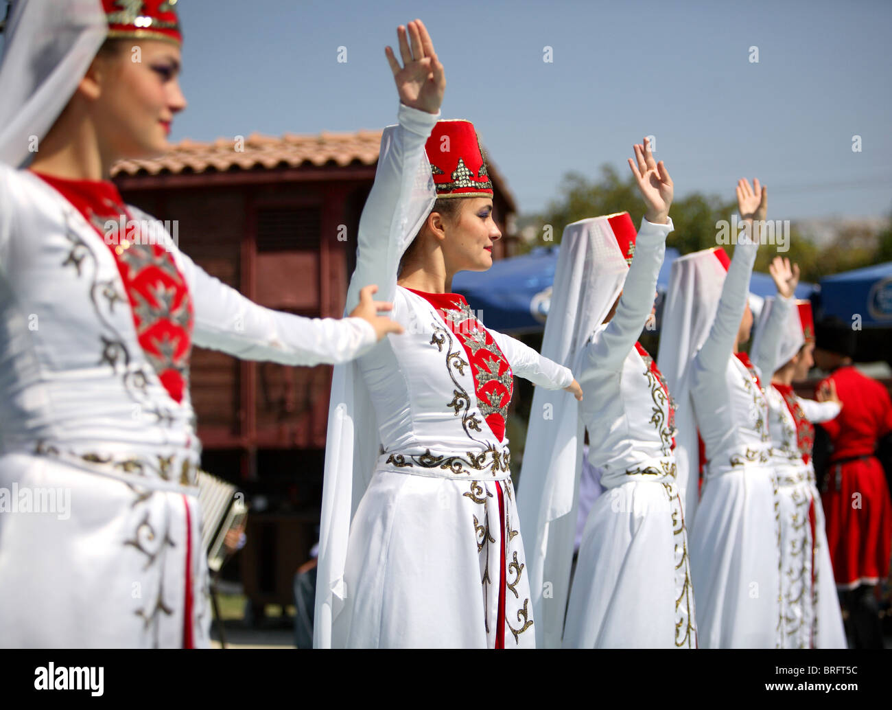 Türkische Frauen tragen traditionelle Kleidung anatolische Tänze von Artvin  & Kars Selcuk. Turkei Stockfotografie - Alamy