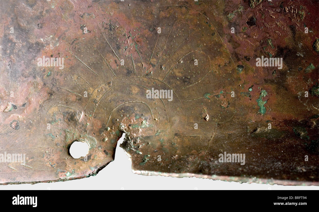 Ein apulisch-korinthischer Helm, 5. Jahrhundert v. Chr. ein schwerer, verlängerter Bronzehelm mit winzigen Aussparungen, einer kleinen Nase und Wangenstücken, die mit feinen Darstellungen von Pferden graviert sind, und auf der Front überbrückt werden.überbängte Palmetten sind über den seitlichen Ausschnitten und Kinnriemen Löcher graviert.die Helmränder werden von einem breiten dekorativen Streifen aus paarigen Linien, Punkten und eingerahmt Fischgrätenmuster, mit Hachure Dekoration im Bereich der Nasen-und oberen Augenränder, und blumige Stiele an den Ecken der Augen. EIN Halter auf beiden Seiten der Kuppel genietet, mit anderen Nieten auf der, zusätzliche-Rechte-Clearences-nicht verfügbar Stockfoto