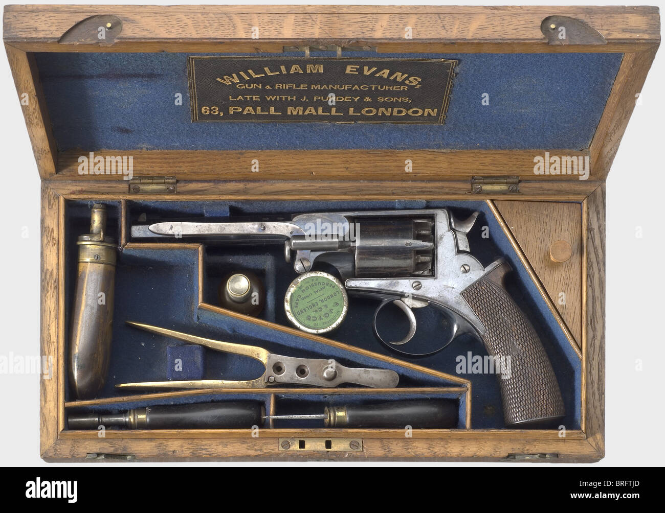 Ein verrochener Beaumont-Adams Percussion Revolver, Edward & George Higham, Liverpool, um 1860..450 Kaliber.No.60142P.achteckiger 6 Zoll Lauf mit Prüfzeichen auf der Seite und seitlich montierter Ladehebel.Fünfgeschosszylinder, die Brücke des Rahmens ist mit der Herstellerbeschriftung graviert, 'E & G Higham, Liverpool.' 'Adam's Patent' ist auf der rechten Seite des Fame.Fein karierte Walnussgriffe.Mehr als 90 % des ursprünglichen Hochglanz-Blauens erhalten.Länge 30 cm.in einem Eichengehäuse mit blauem Filz gefüttert und mit einer Ersatzplatte auf dem Deckel.EIN Handelsetikett,zusätzliche-Rechte-Clearences-nicht verfügbar Stockfoto