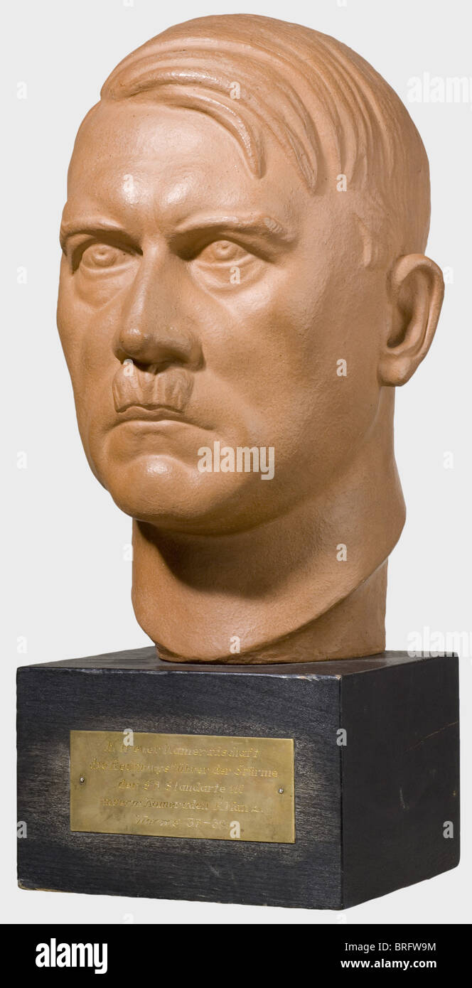 Ernst Seger (zwischen den Jahren von 1938 und 1939) - eine Porträtbüste von Adolf Hitler, braune Majolika-Keramik, auf der Rückseite 'E. Seger", und mit Kennzeichen der Majolikafabrik Karlsruhe. Höhe ca. 30 cm. Auf einem Holzsockel mit eingravierter Widmungsplakette "In treuer Kameradschaft der Rechenführer der Türme der Standarte 118 unerem Kameraden R. Manz - Würmer 37 - 39" (In Wahrer Kameradschaft die Bücherhalter der Sturmgeste der Norm 118 zu Unserer Comrade R. Manz - Würmer 37 - 39). Professor Seger arbeitete mit Rodin in Paris zusammen und widmete sich Portraitplastiken nach der Welt, Stockfoto