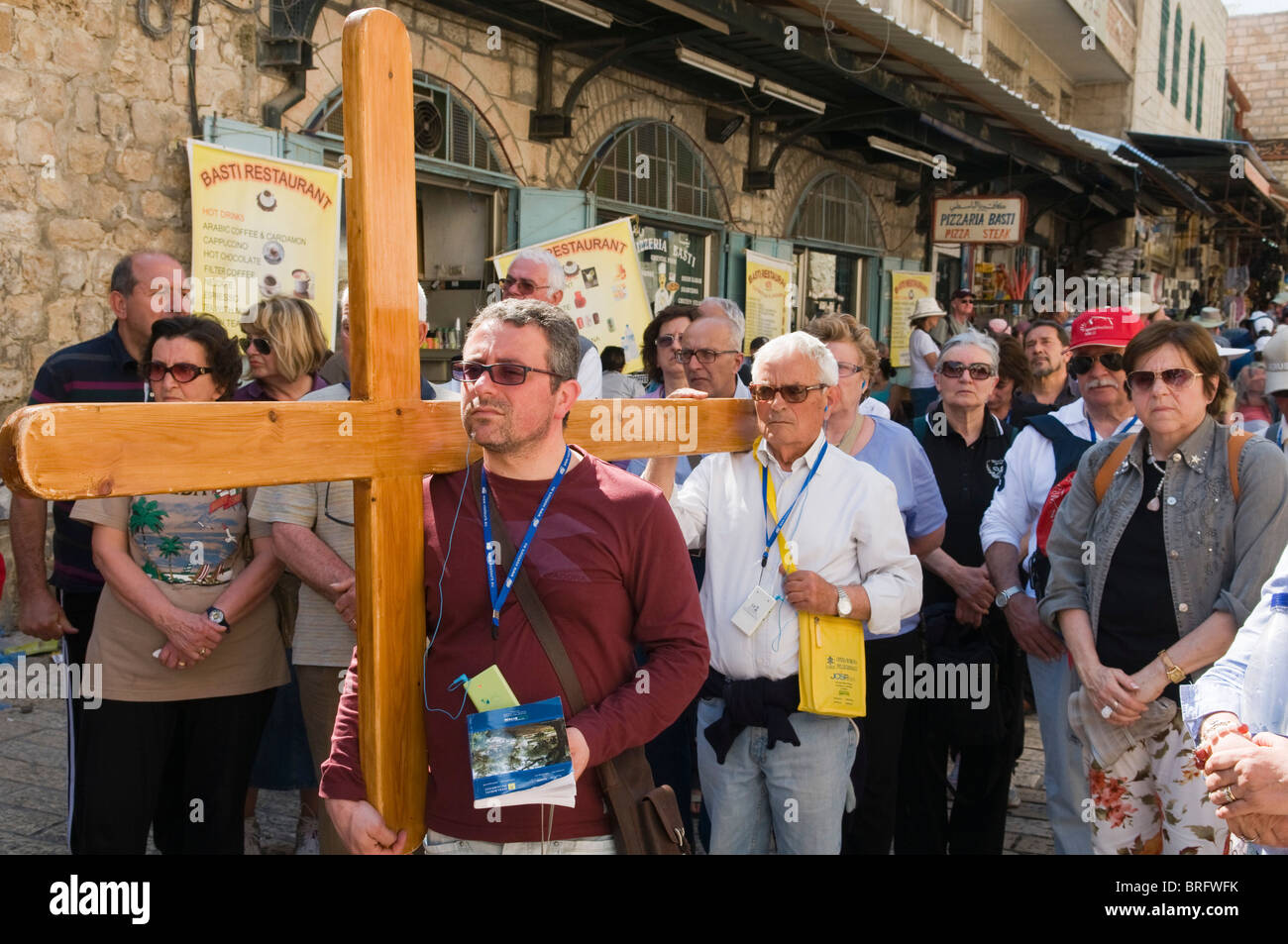 ein Pilger trägt das Kreuz Nachfolge Jesu Schritte an der Via Dolorosa in Jerusalem Stockfoto