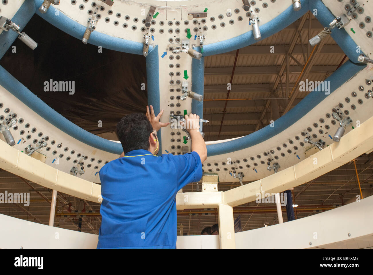 Bautrupps im Luft-und Hawker Beechcraft-Werk in Chihuahua, Mexiko bauen Jet Flugzeugteile für den Export in die USA. Stockfoto